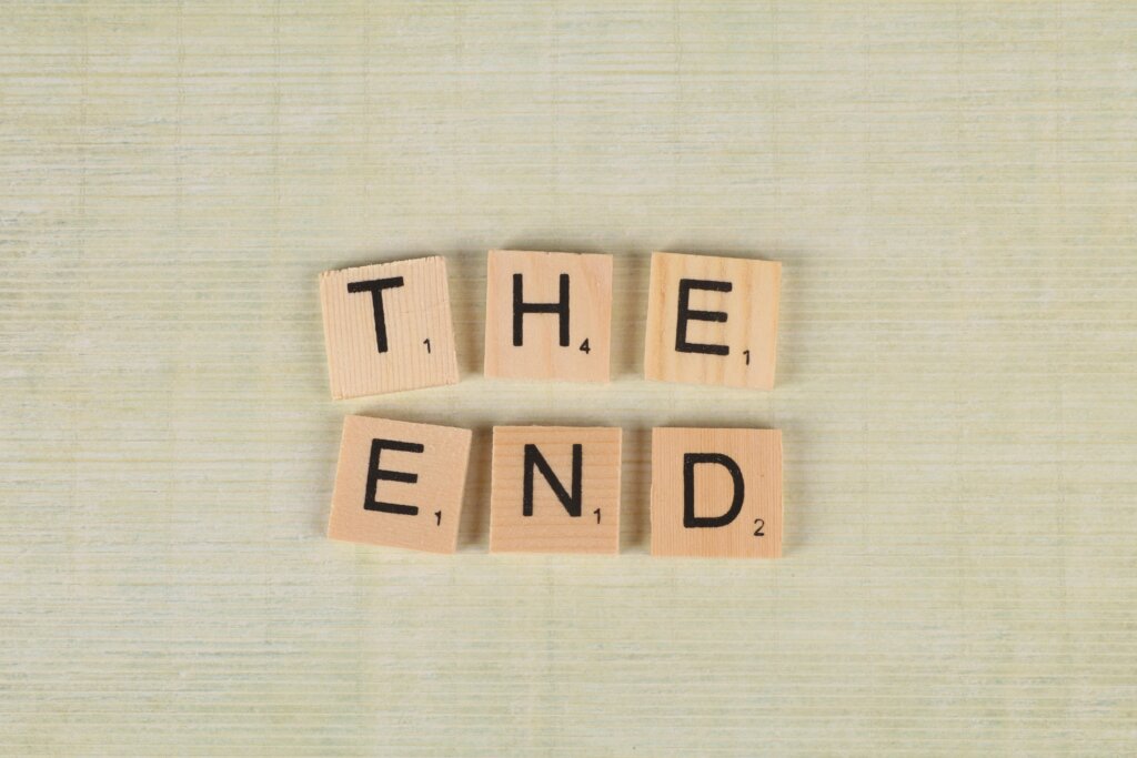 Auf dem Bild sind Scrabble-Steine zu sehen, die die Wörter "The End" darstellen.