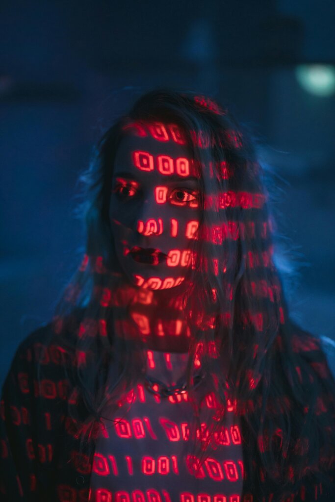 Frau mit Code
