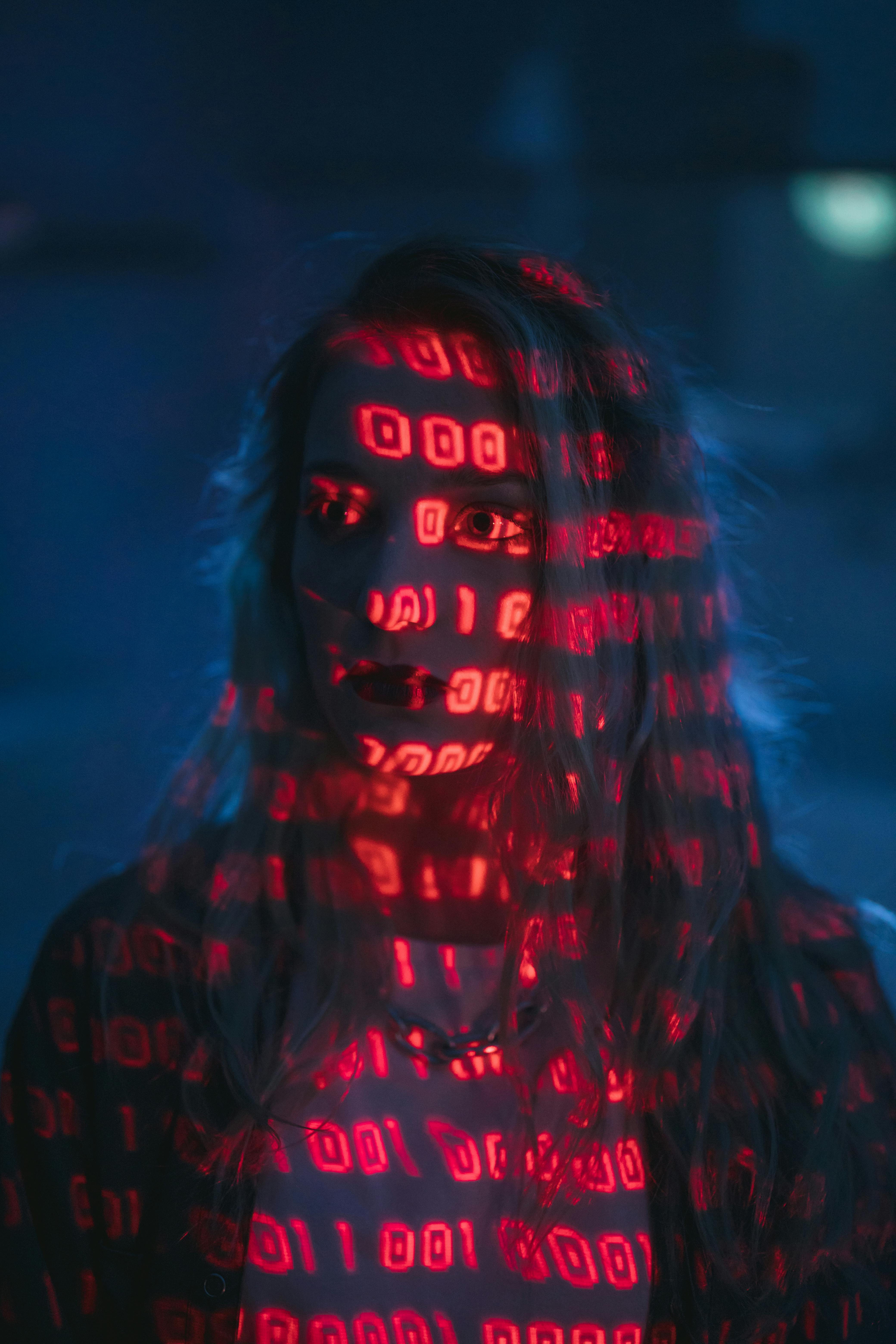 Frau mit Code